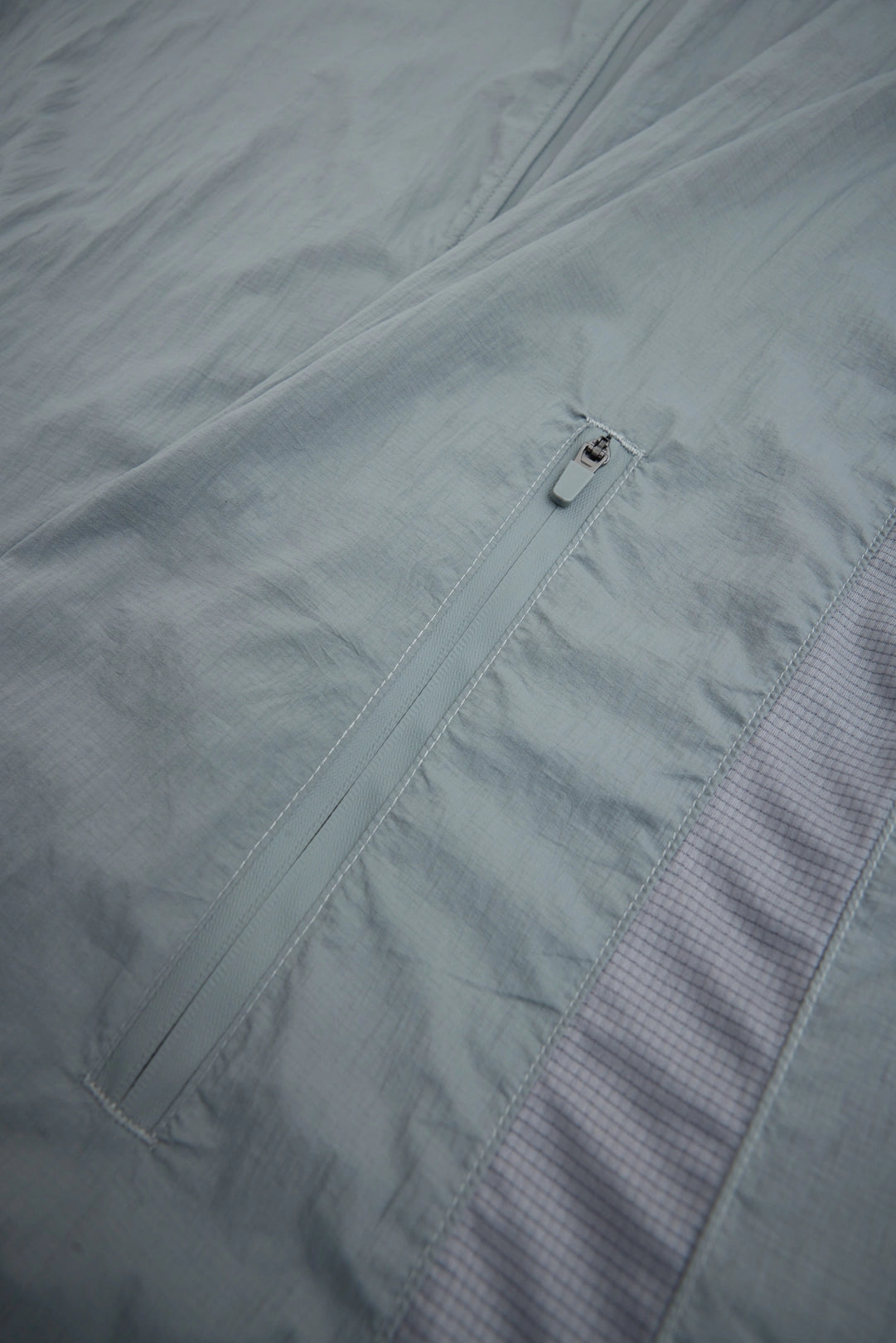 DARK GREY TRAIN WINDBREAKER