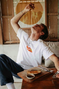 WHITE SUN SEEKERS TEE